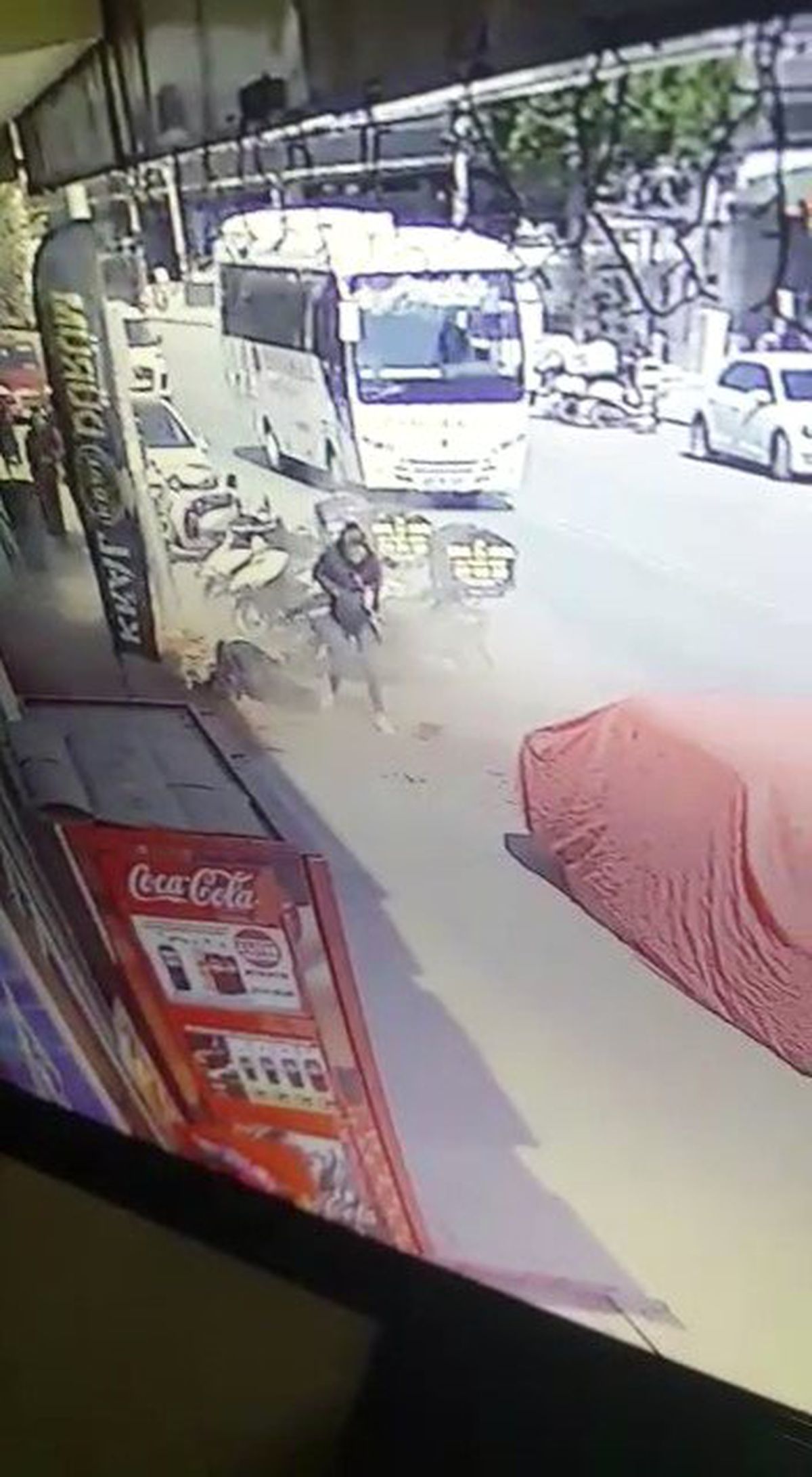 Genç Kızın Başına Yürürken Tuğla Düştü