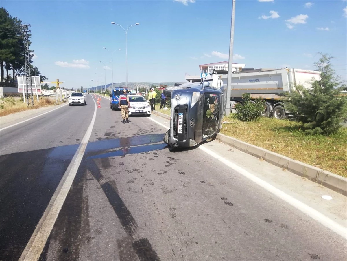 Hafif Ticari Araç Refüje Çarptı: 1 Ölü, 3 Yaralı