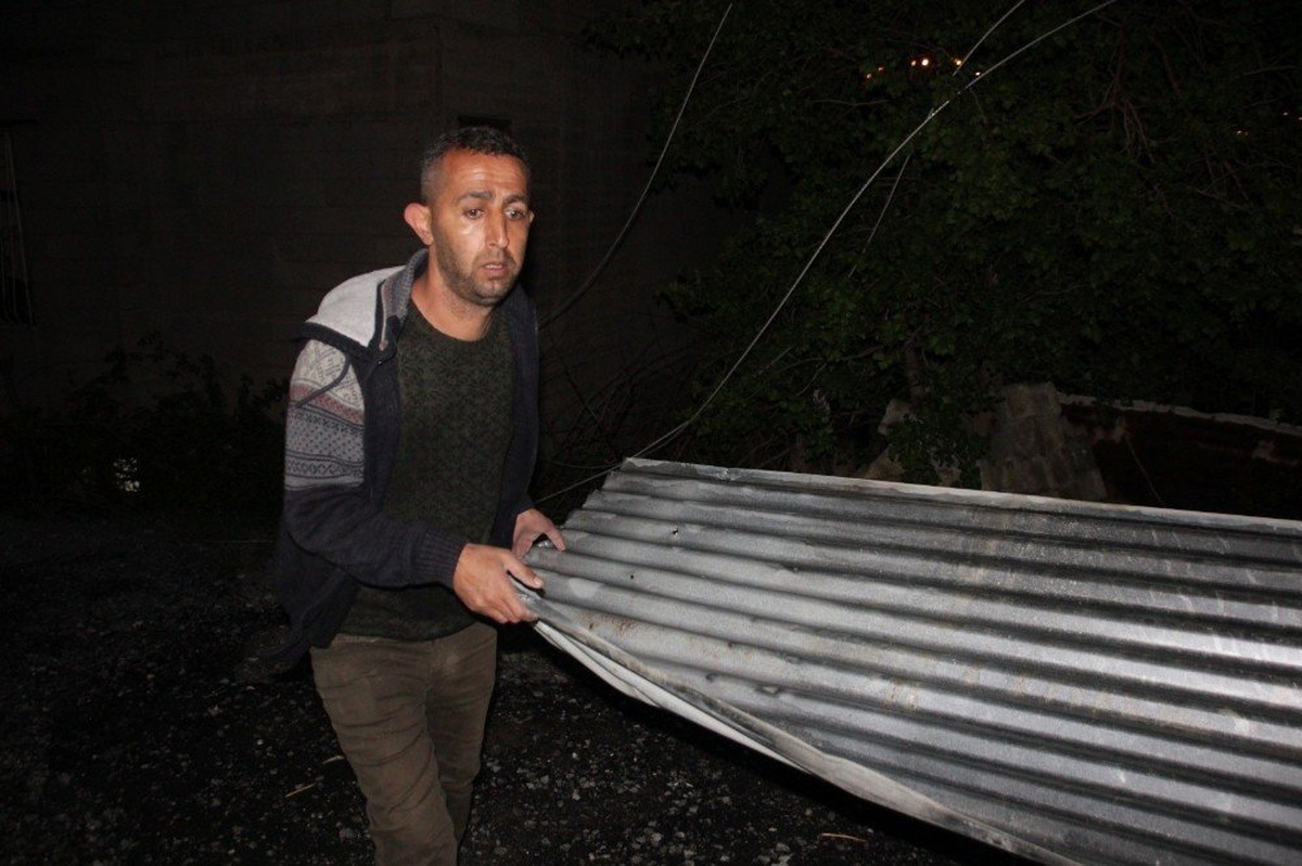 Hakkari\'de Etkili Olan Fırtına Bir Evin Çatısını Uçurdu
