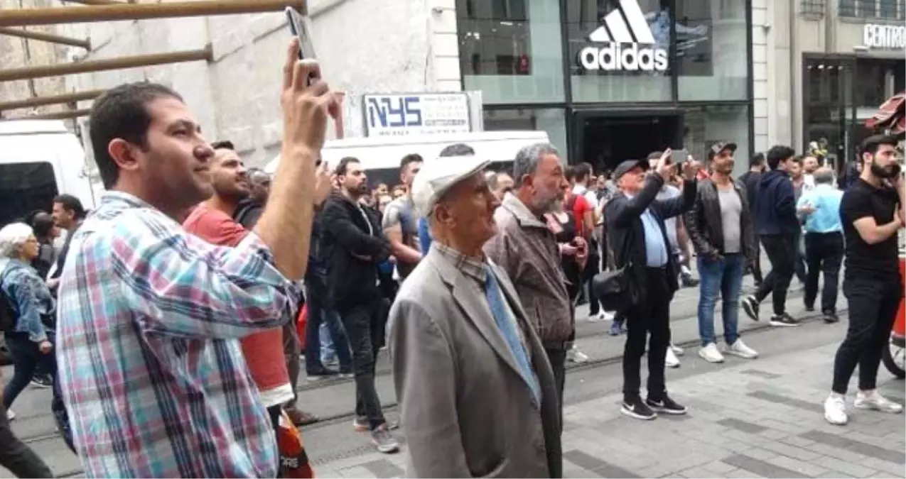 İstiklal Caddesi\'nde Bulunan Bir Reklam Panosunda Yuvalanan Arılar, Büyük Panik Yarattı