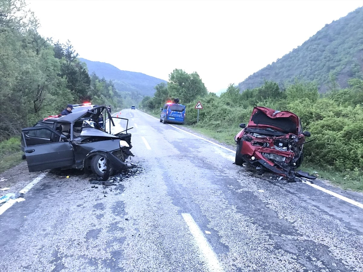 Karabük\'te İki Otomobil Çarpıştı: 1 Ölü, 4 Yaralı