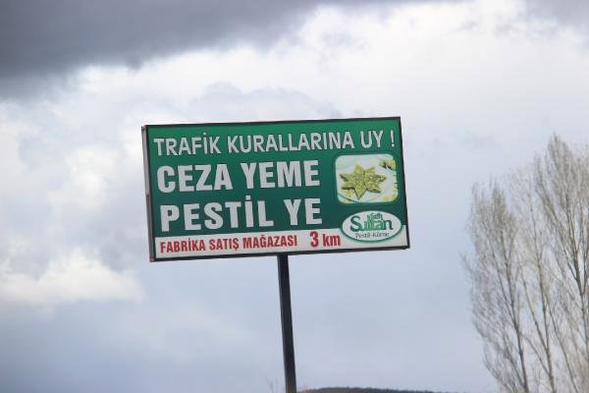 Karayolu Kenarında \'Ceza Yeme, Pestil Ye\' Tabelası