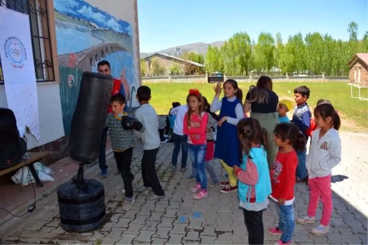 Köy Okulu Öğrencileri Golfle Tanıştı