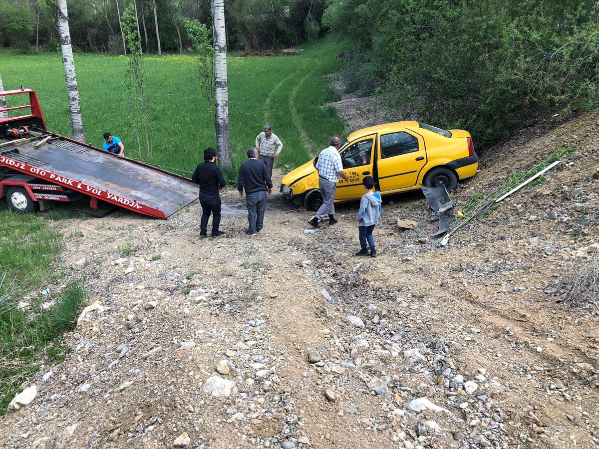 Orta Refüje Çarpan Taksi Şarampole Yuvarlandı: 1 Yaralı
