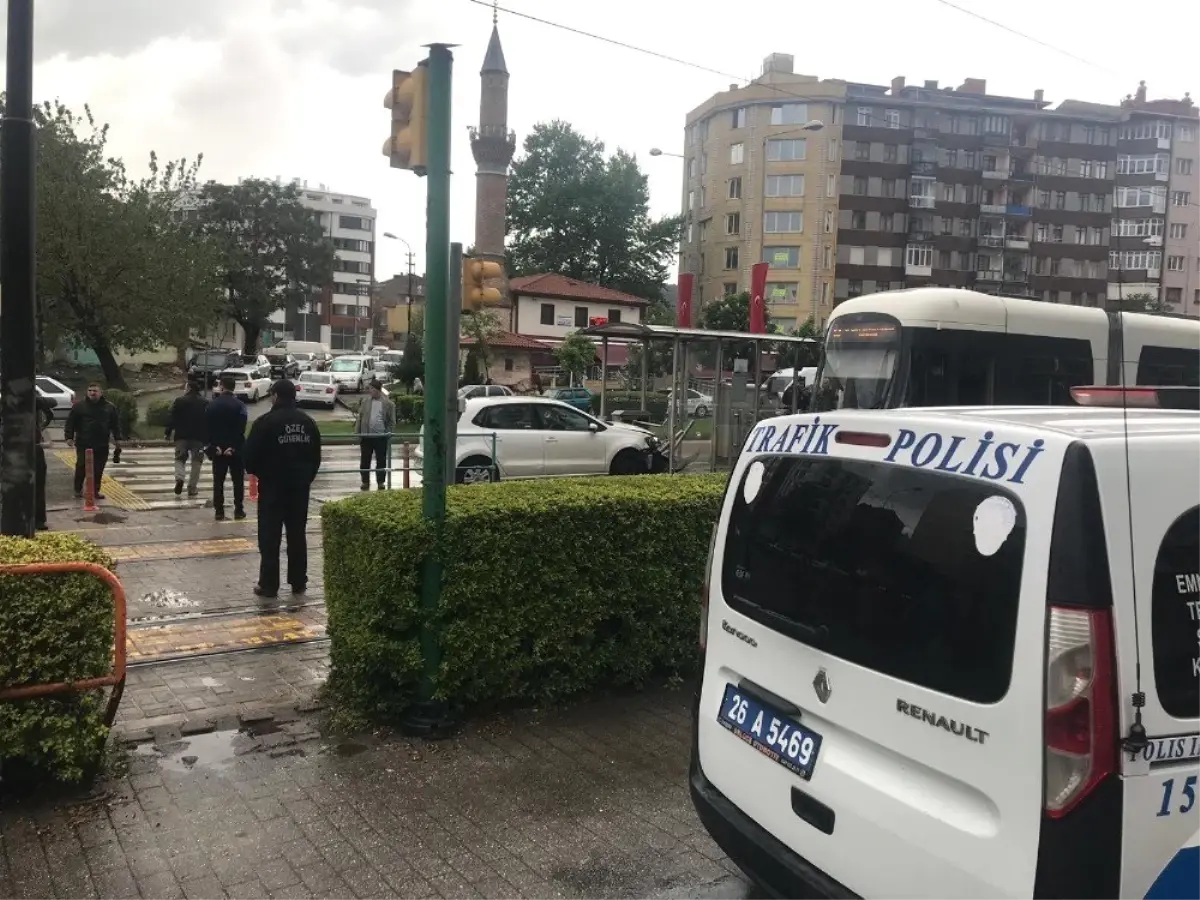 Otomobilin Tramvay Durağına Çarpma Anı Güvenlik Kameralarına Yansıdı