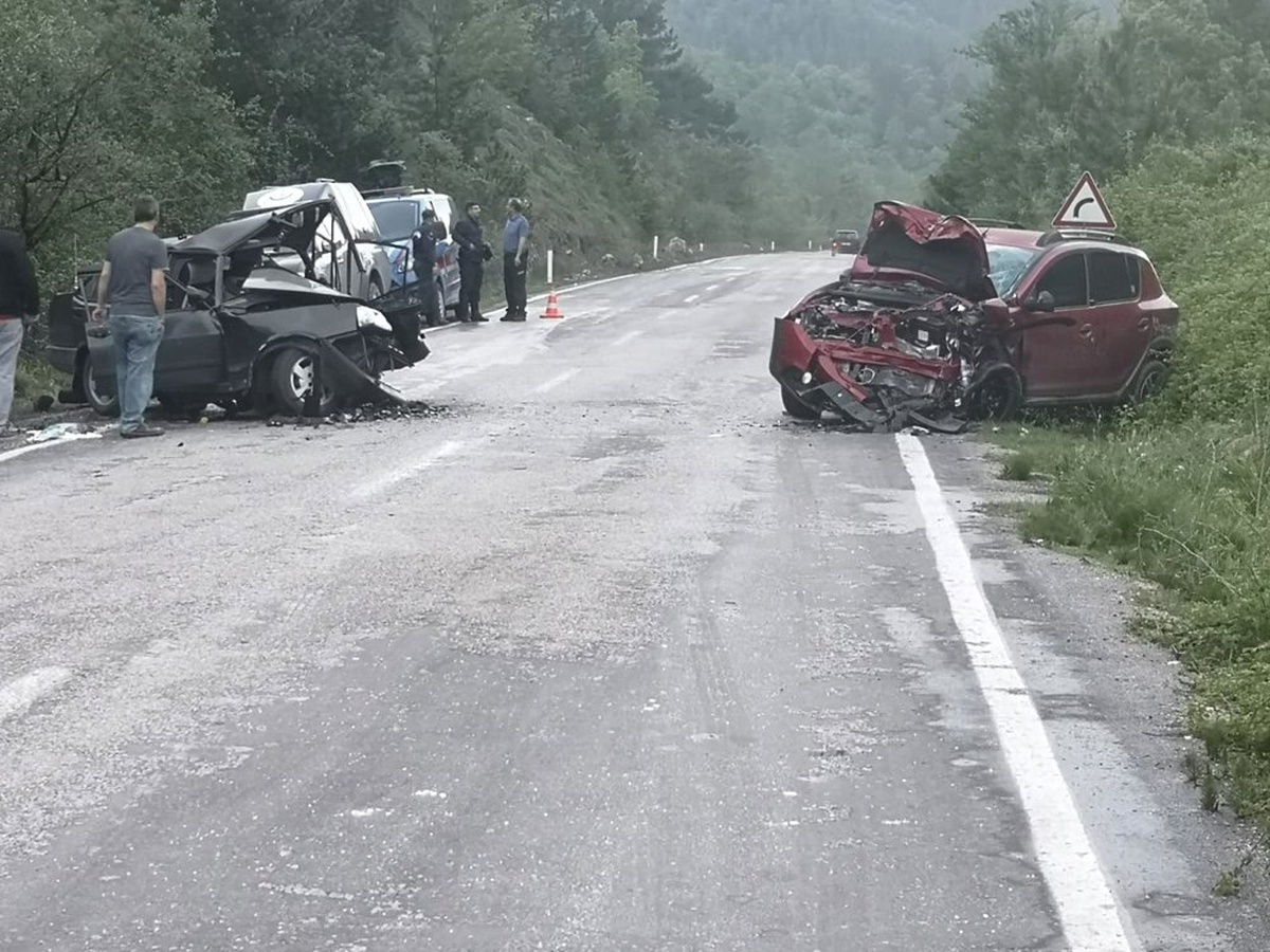 Otomobiller Kafa Kafaya Çarpıştı: 1 Ölü, 4 Yaralı