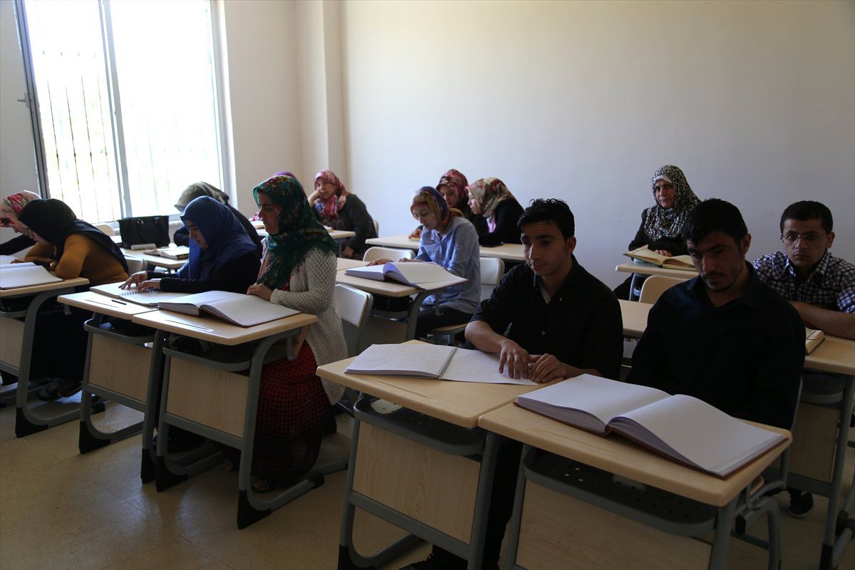 Parmak Uçlarıyla Mukabele Yapıyorlar