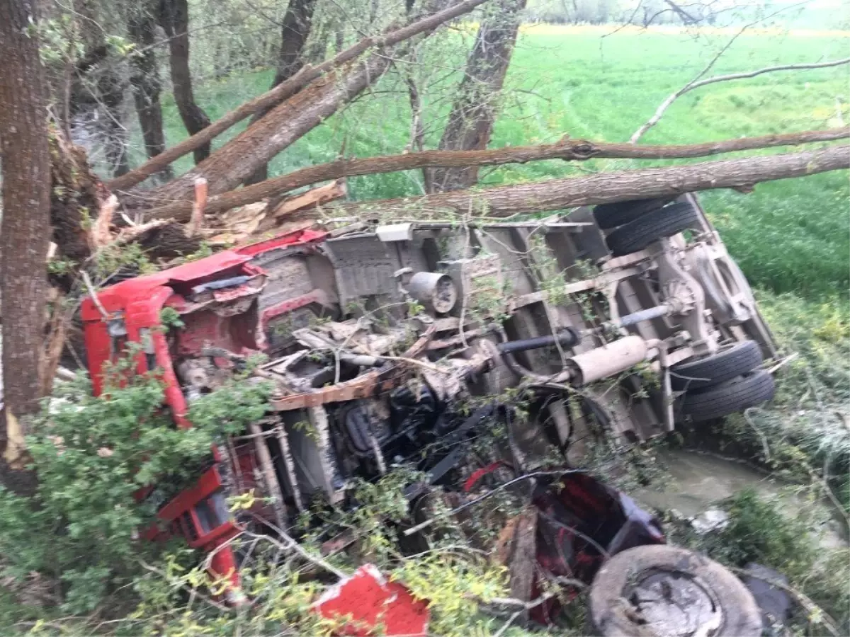 Şarampole Devrilen Kamyonun Altında Kalan Şahıs Hayatını Kaybetti