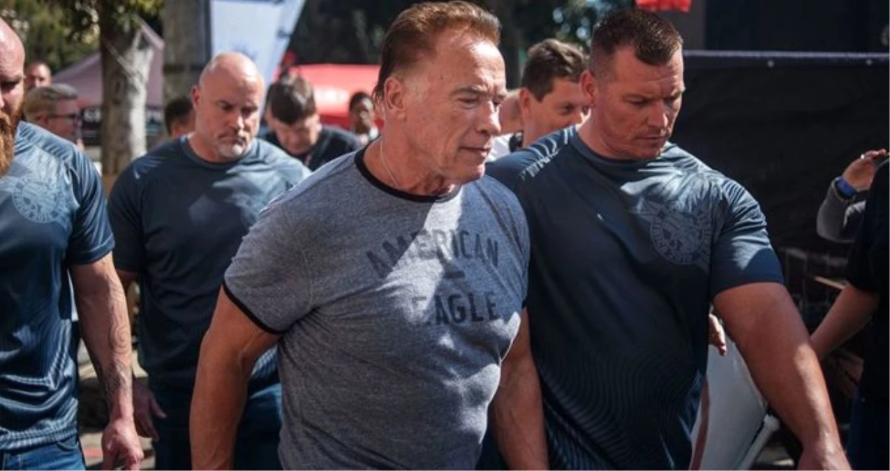 Schwarzenegger\'e Uçan Tekmeli Saldırı Düzenlendi! O Anlar Kamerada