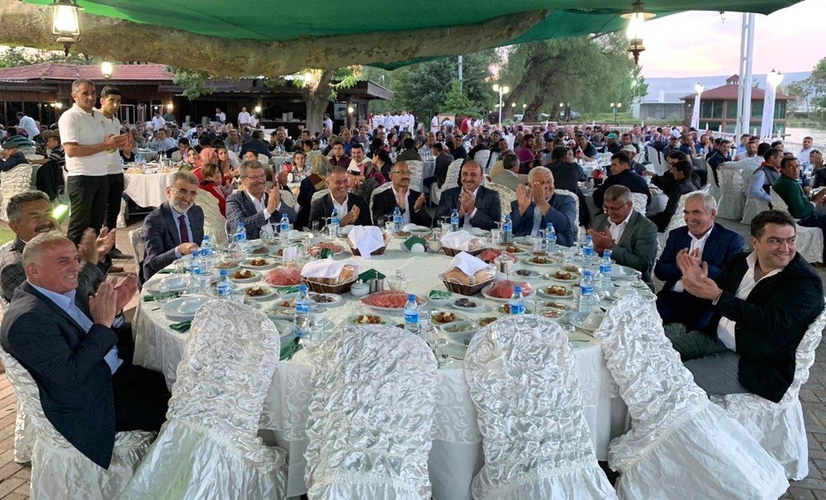 Şeker Gölünde Kurulan Şeker Sofrasına Kayseri ve Bünyan\'dan Bin 500 Çiftçi Katıldı