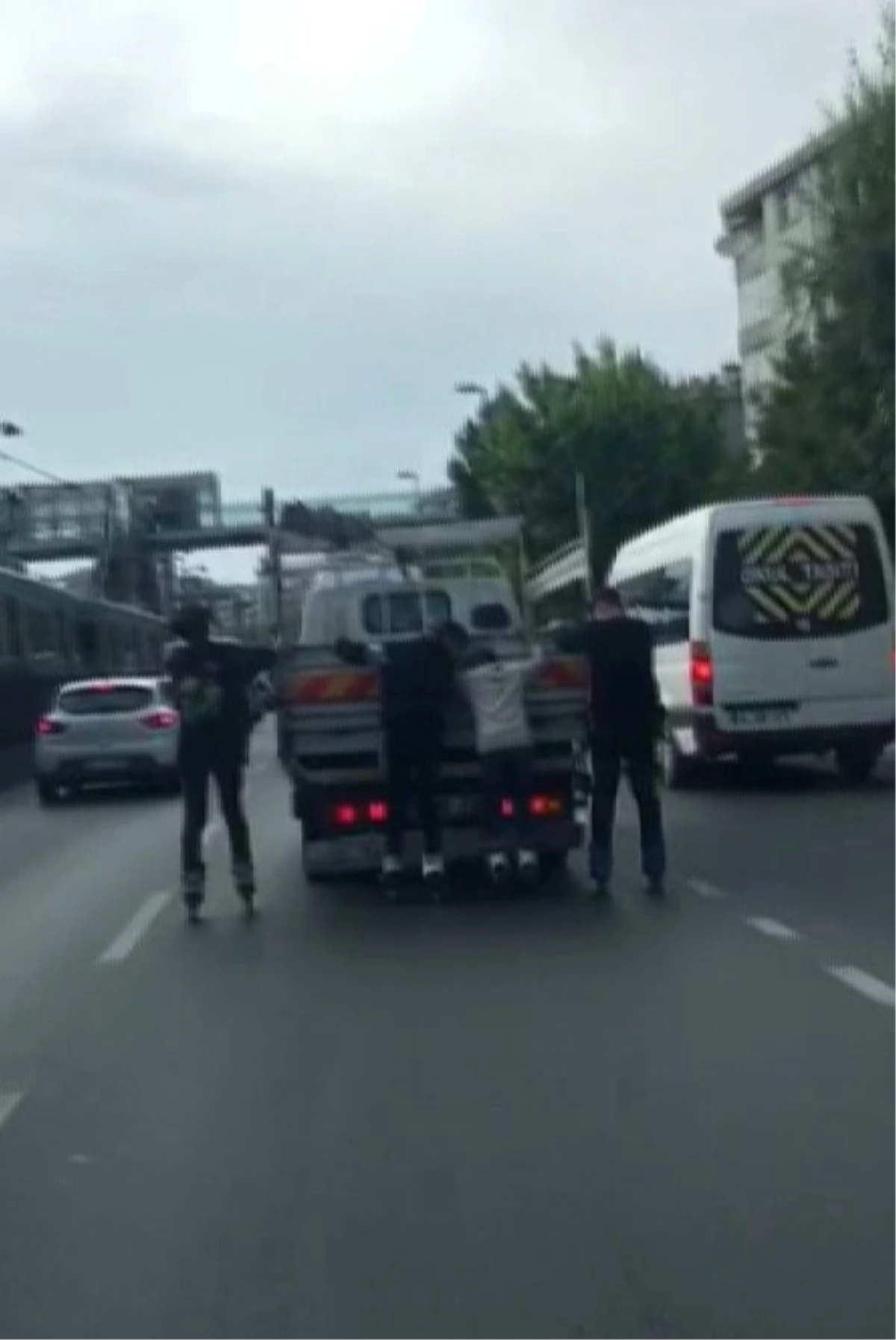 Sultangazi\'de Gençlerin Trafikte Tehlikeli Oyunu Kamerada