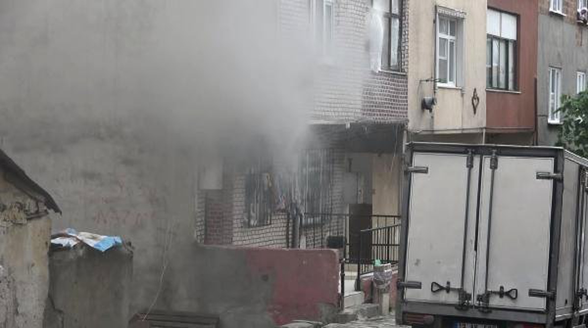 Sultangazi\'de Mahalleliyi Sokağa Döken Yangın