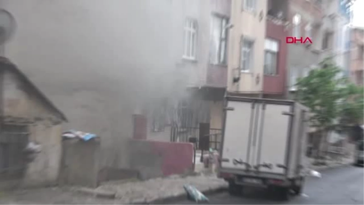 Sultangazi\'de Mahalleliyi Sokağa Döken Yangın