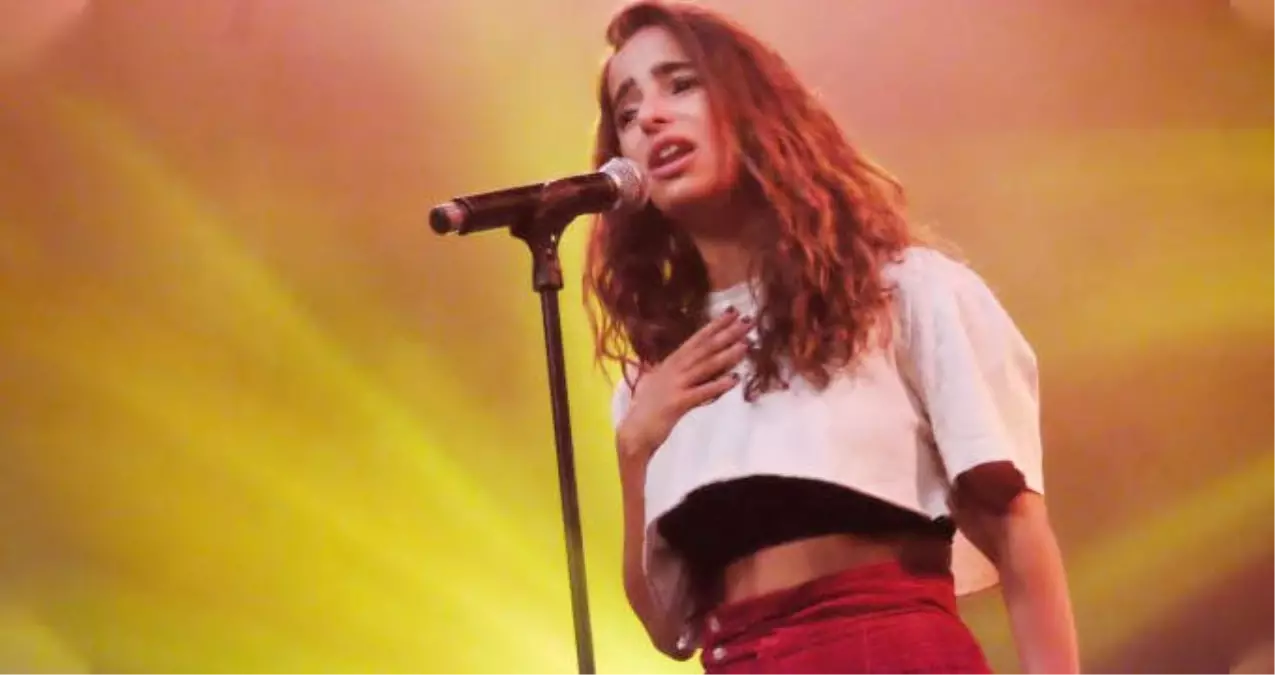 Suudi Şarkıcı Rotana Tarabzouni, Sahnede Dansını Yarıda Keserek Sure Okudu