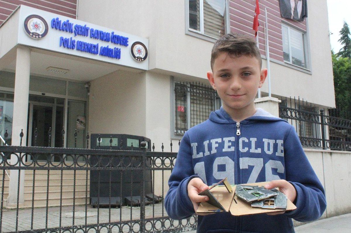 Tartıştığı Çocuklar Ödevini Parçalayınca Soluğu Polis Merkezinde Aldı