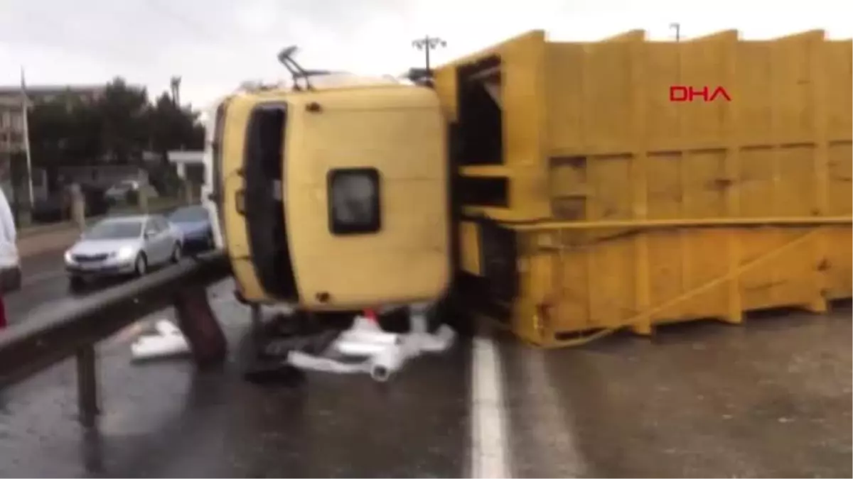 Tekirdağ Çöp Kamyonu ile Hafif Ticari Araç Çarpıştı: 2 Yaralı