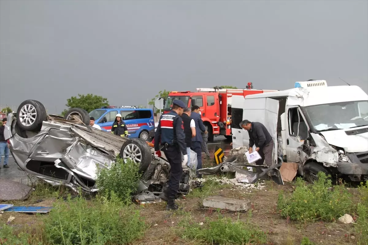 Tekirdağ\'da Minibüsle Otomobil Çarpıştı: 2 Ölü, 2 Yaralı