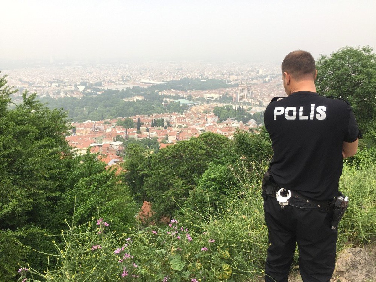 Uçurumdan Araçla Yuvarlanan Gençleri Emniyet Kemeri Korudu