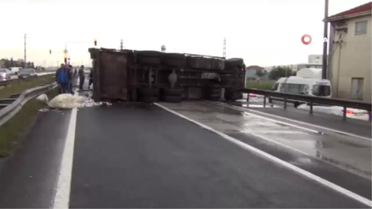 Yağış Kazaları Getirdi, Çöp Kamyonu Devrildi