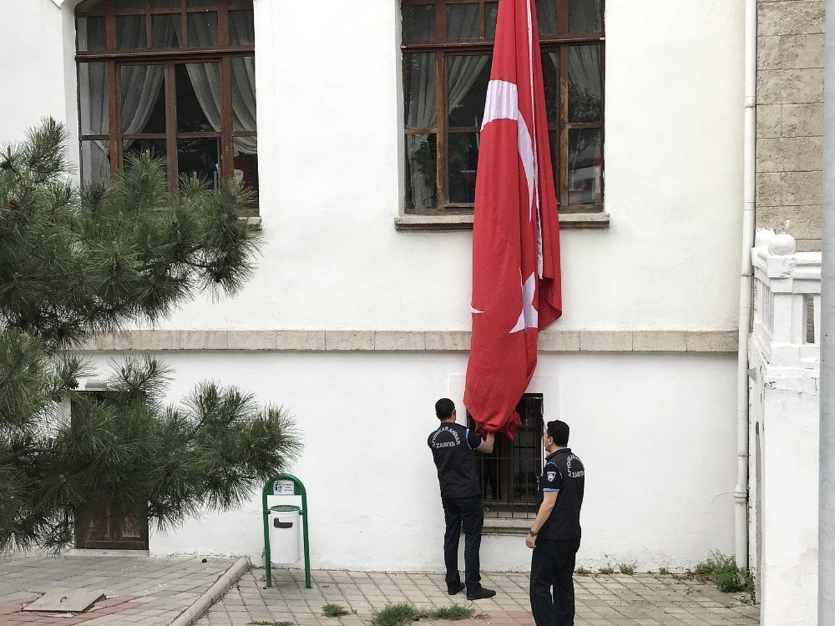 Zabıta Ekipleri Bayrağın Yere Düşmesine İzin Vermedi