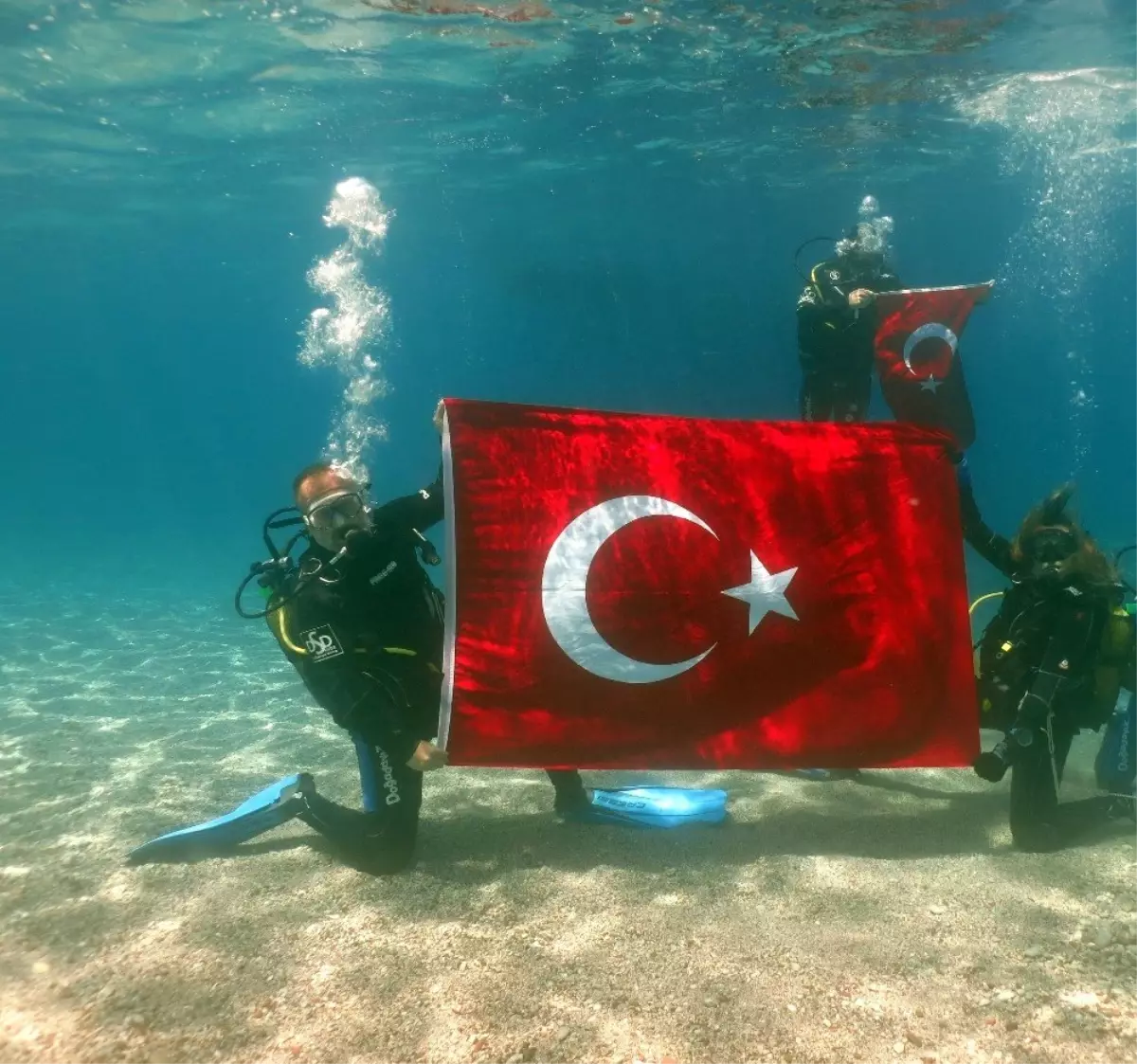 100.yılda Deniz Dibinde Türk Bayrağı Açtılar