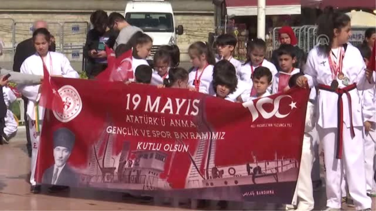 19 Mayıs Atatürk\'ü Anma, Gençlik ve Spor Bayramı - Taksim\'deki Cumhuriyet Anıtı\'nda Tören Düzenlendi