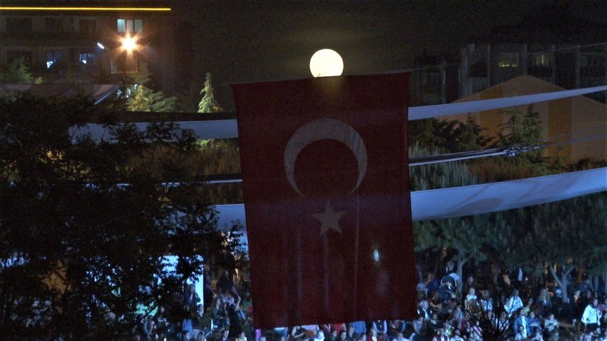 19 Mayıs\'la Dolunayın Al Bayrakla Görüntüsü Mest Etti