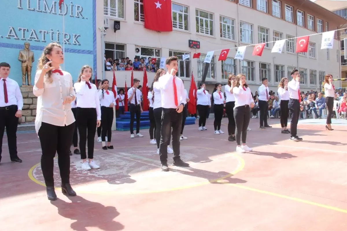 19 Mayıs Marşı\'nı İşaret Diliyle Okudular