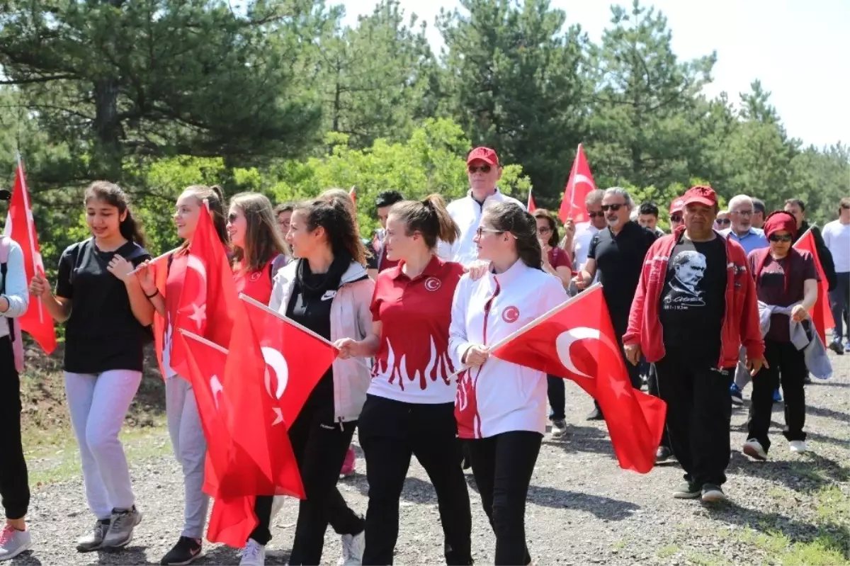 19 Mayısa Özel 6 Kilometre Yürüdüler