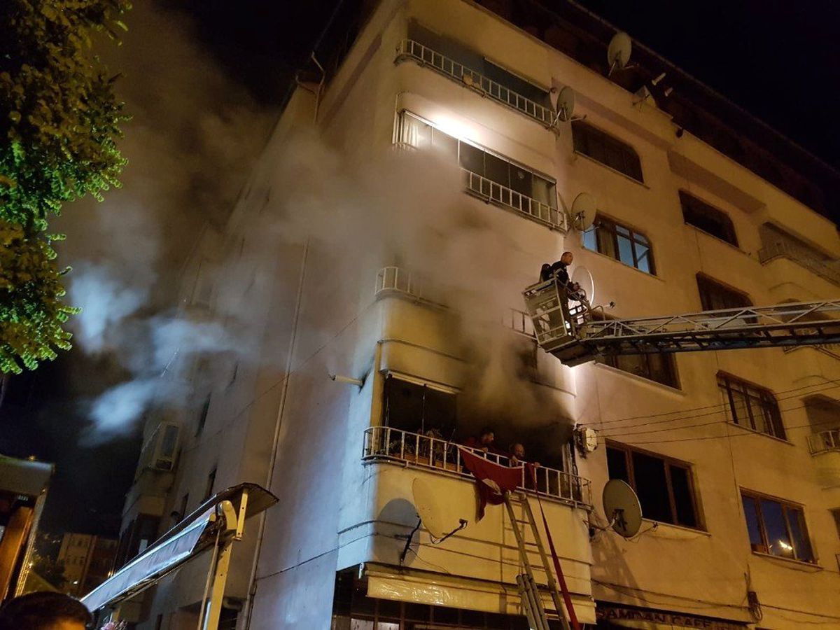5 Katlı Apartmanda Yangın: 3\'ü Çocuk 14 Yaralı