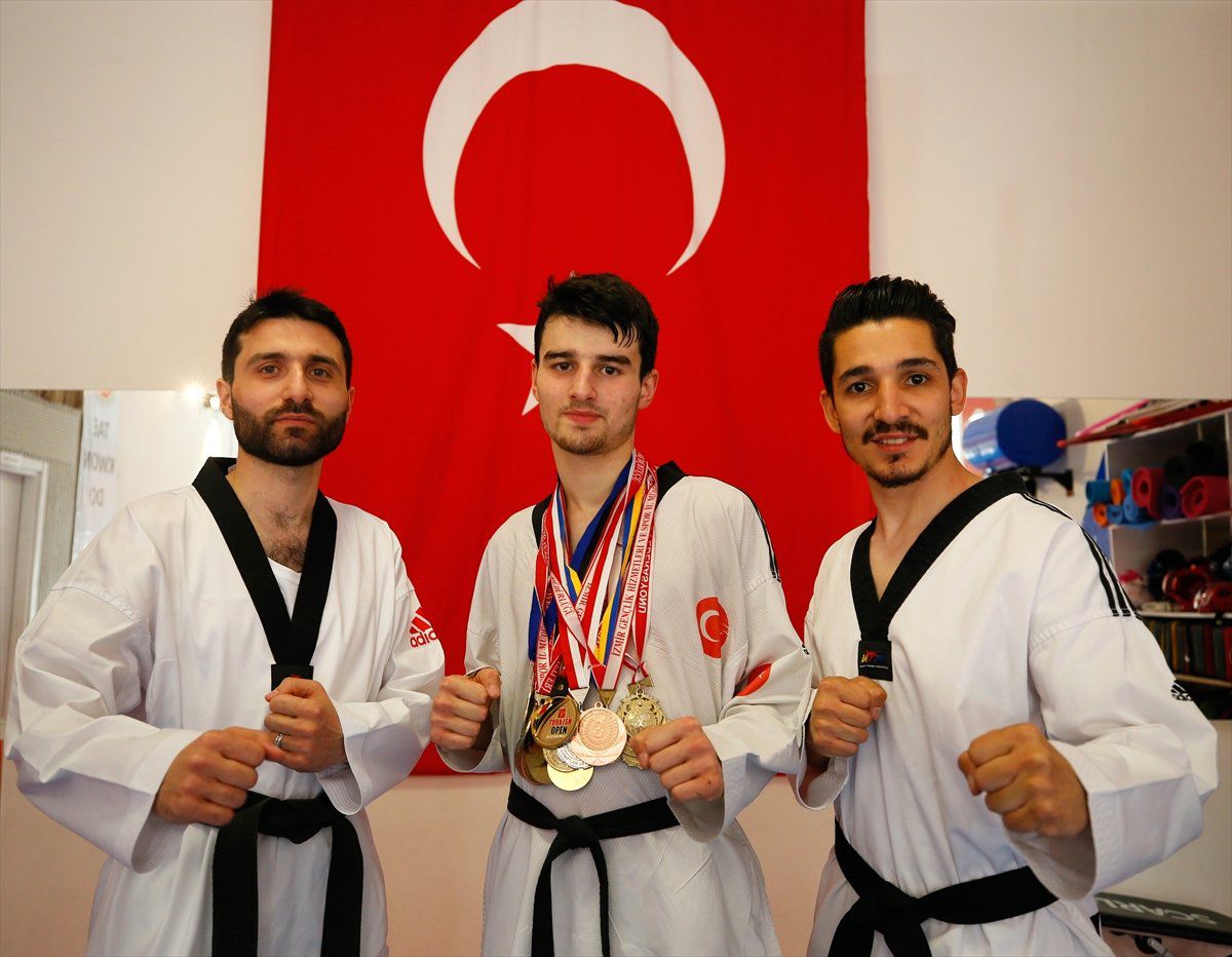 Abilerinin Milli Forma Hayalini Gerçekleştirdi