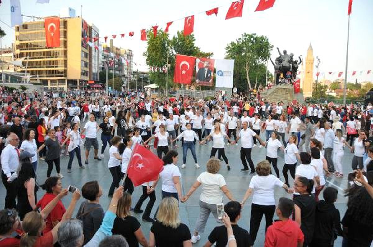 Antalya\'da 300 Kişi \'Atabarı\' Oynadı