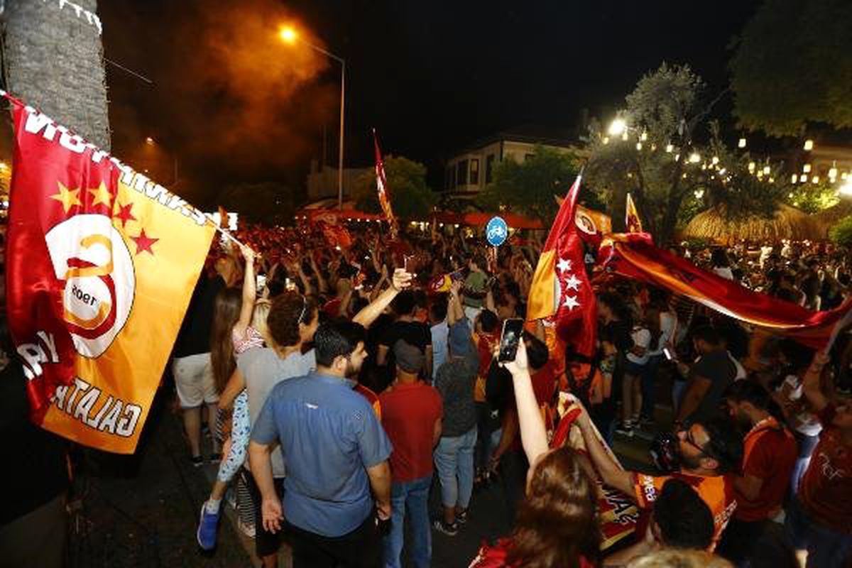 Antalya\'da Galatasaray Taraftarından Şampiyonluk Kutlaması