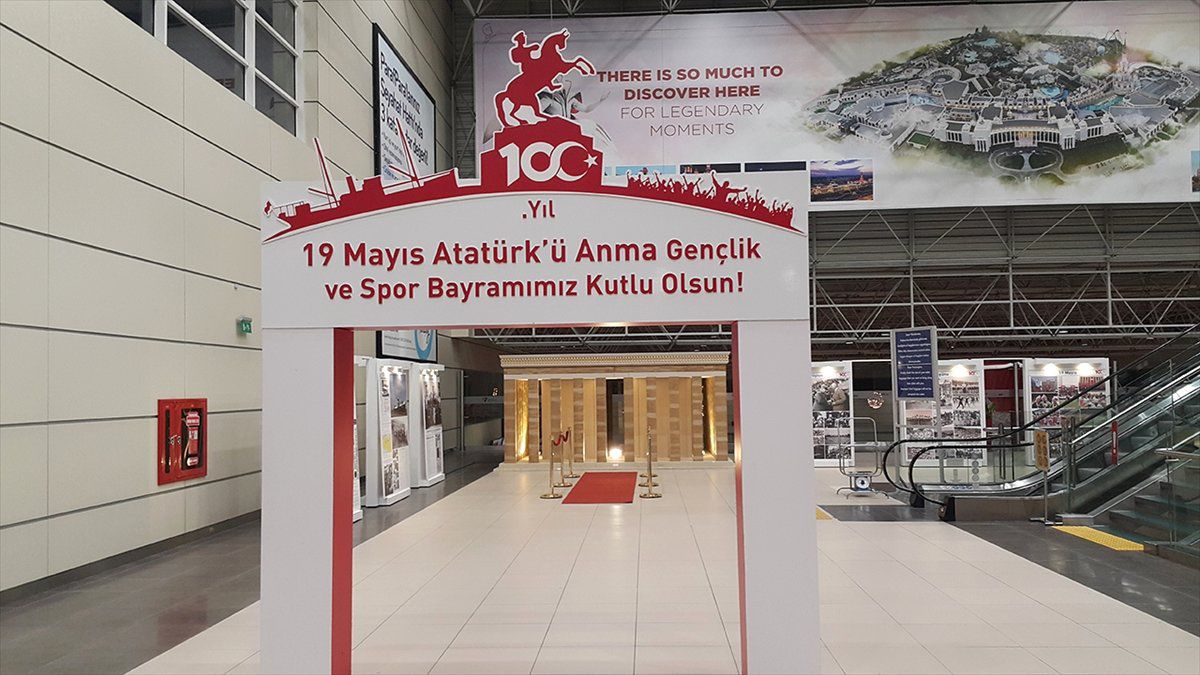 Antalya Havalimanı\'nda Turistlere "Zeybek"Le Karşılama