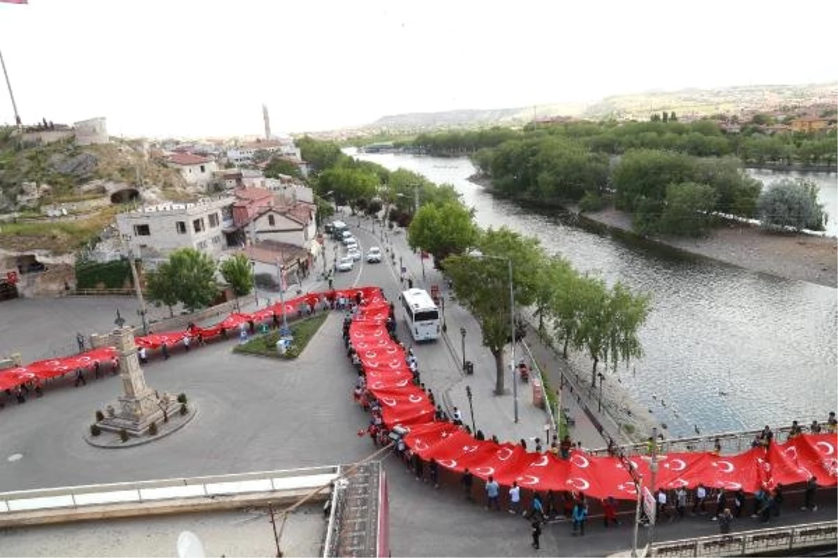 Avanos\'taki Kortej Yürüyüşünde 150 Metrelik Türk Bayrağı Taşındı