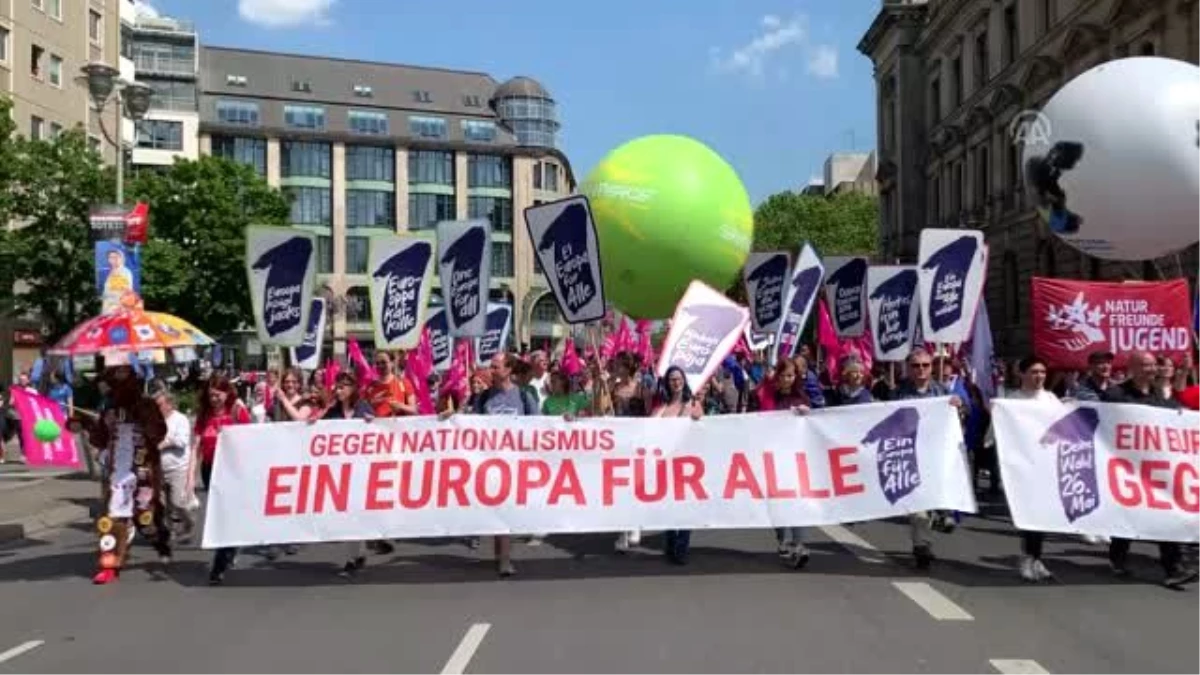 Avrupa\'daki Irkçılık Almanya\'da Protesto Edildi