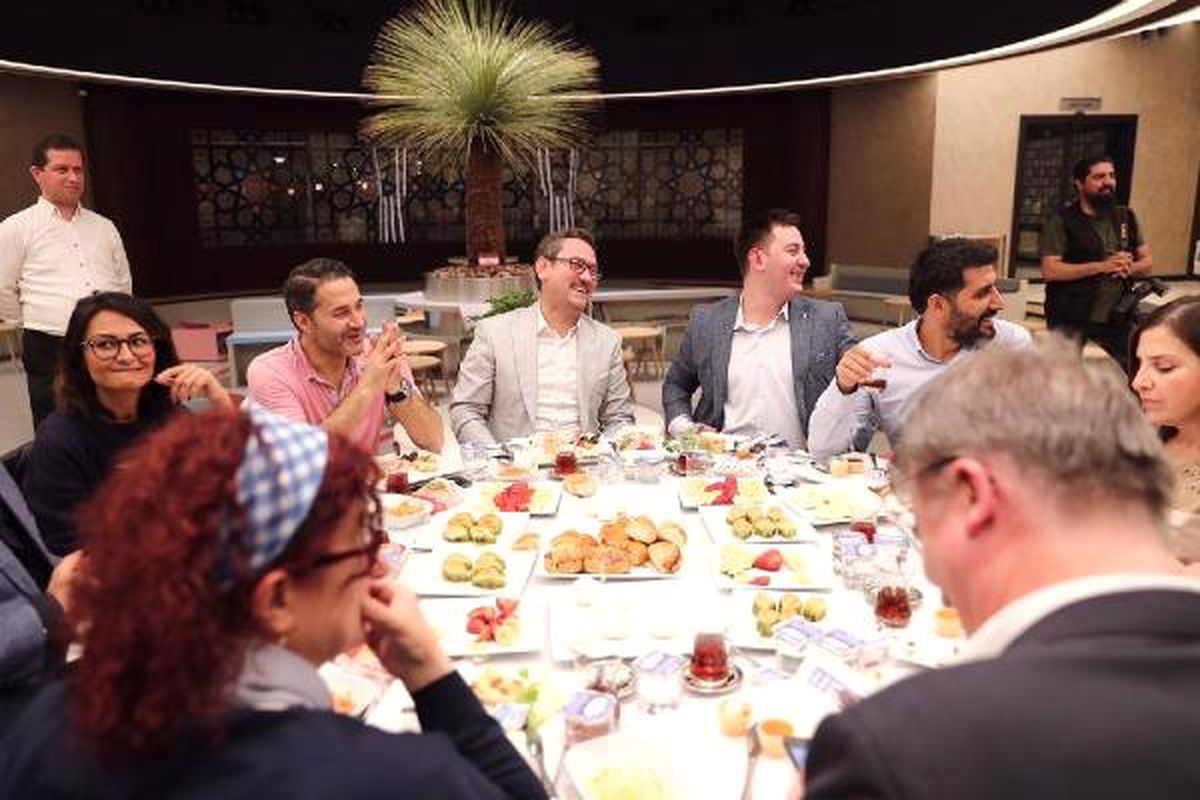 Basın Mensupları Başakşehir\'de Kurulan Sahur Sofrasında Bir Araya Geldi