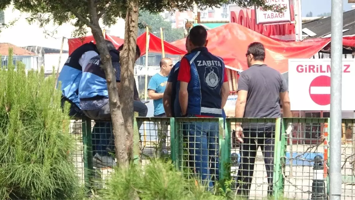 Belediye Pazarı Kamyonlarla Kapattı, Esnaf Mallarını Yaktı