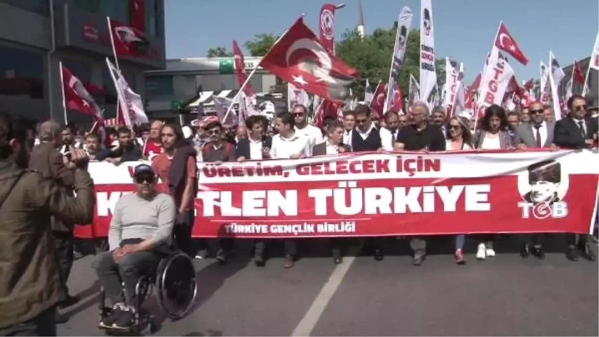 Beşiktaş\'ta Tgb Üyelerinin 19 Mayıs Yürüyüşü