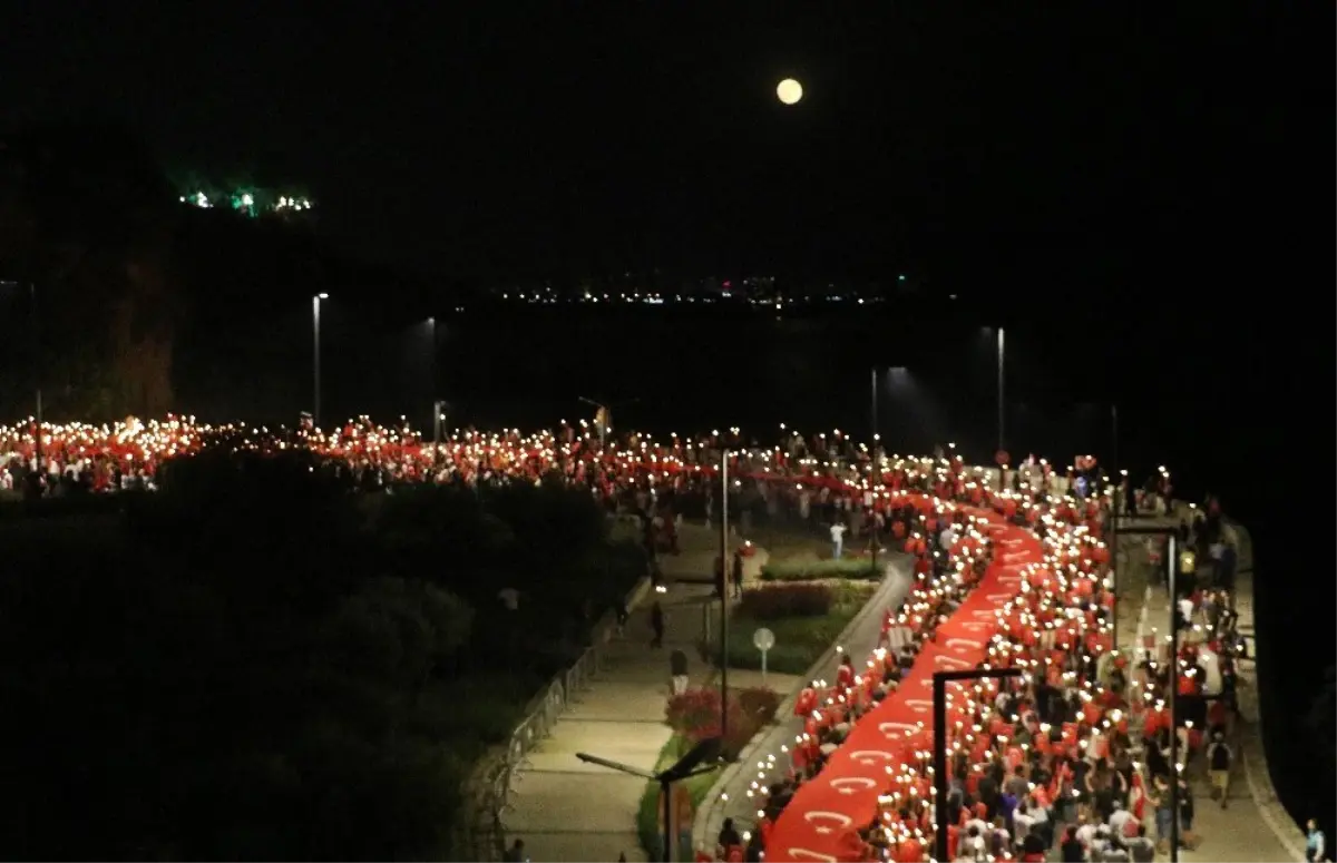 Binlerce Antalyalı Dev Bayrak ve Meşalelerle Yürüdü