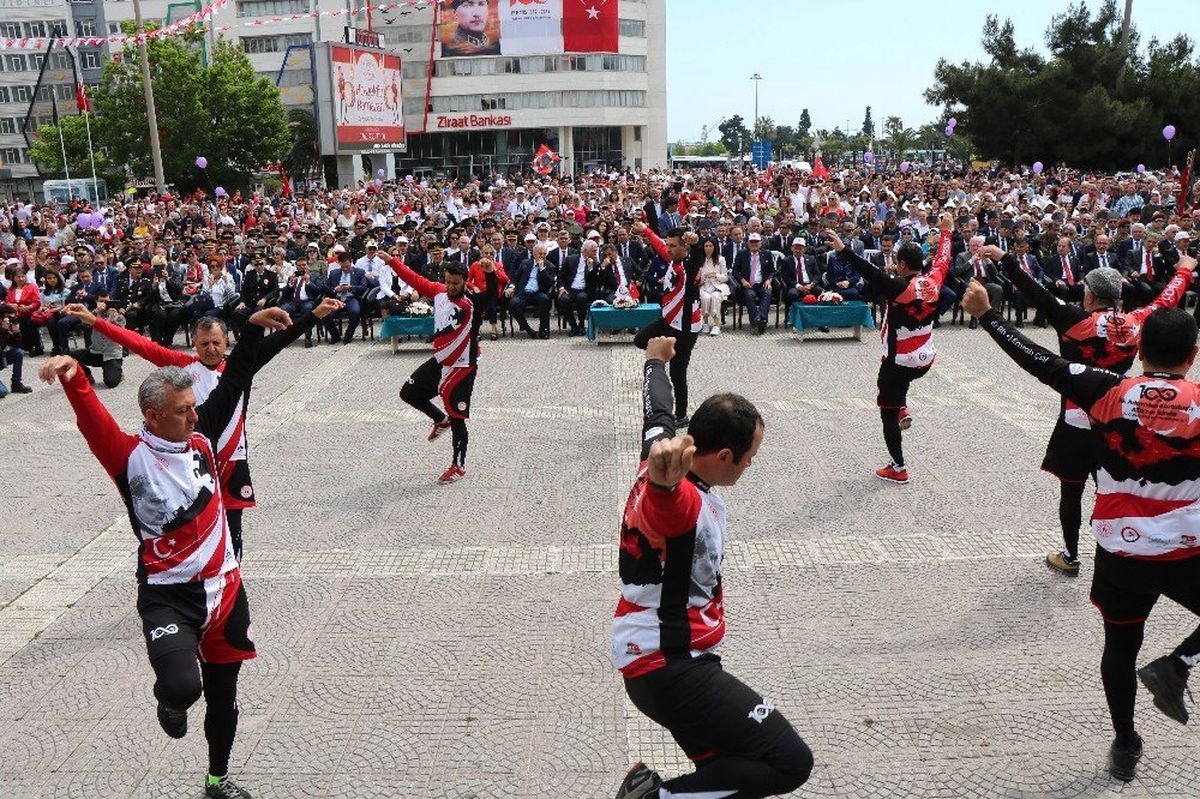 Bisikletçiler Türkiye\'yi Dolaştırdıkları Bayrağı Zeybek Eşliğinde Teslim Etti
