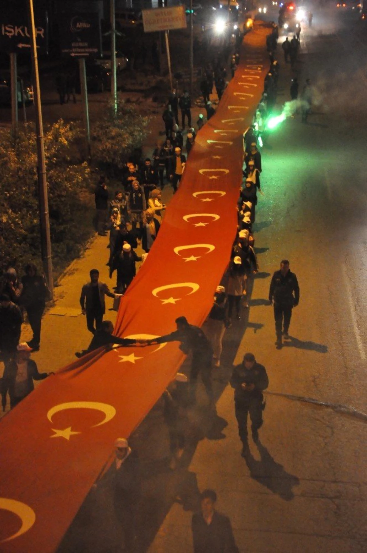 Bitlis\'te 300 Metre Türk Bayrağı ile "Gençlik Yürüyüşü" Yapıldı