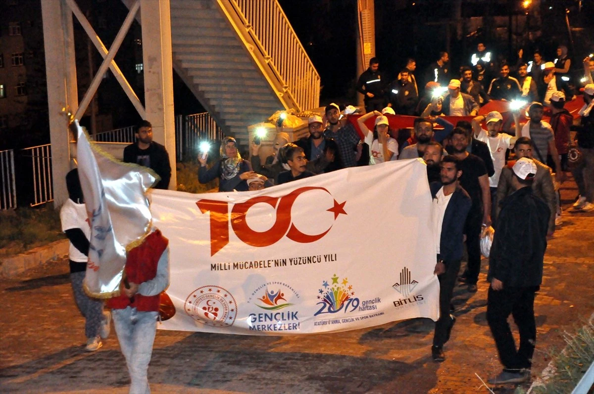 Bitlis\'te 300 Metrelik Türk Bayrağı ile Yürüyüş Yapıldı