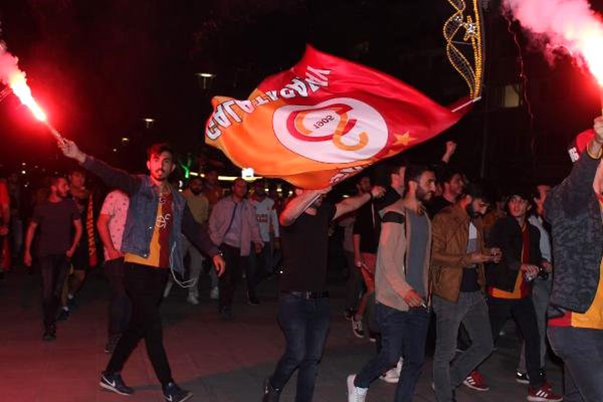 Çanakkale\'de Galatasaray Taraftarı Şampiyonluğu Kutladı