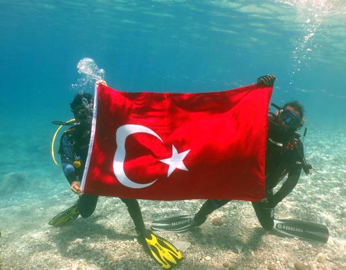 Dalgıçlardan Deniz Dibinde \'19 Mayıs\' Kutlaması