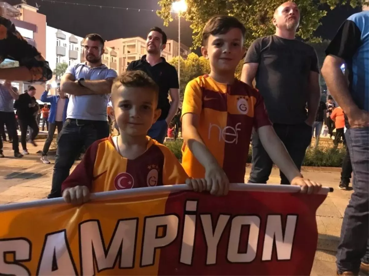 Denizli\'de Horoz Heykelinin Önünde Kutlama