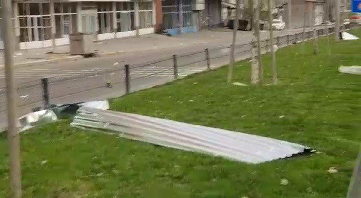 Erzurum\'da Fırtına Çatıları Uçurdu