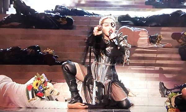 Eurovision Şarkı Yarışması'nda Madonna'nın Dansçısı Filistin Bayrağıyla Sahneye Çıktı, System.String[]