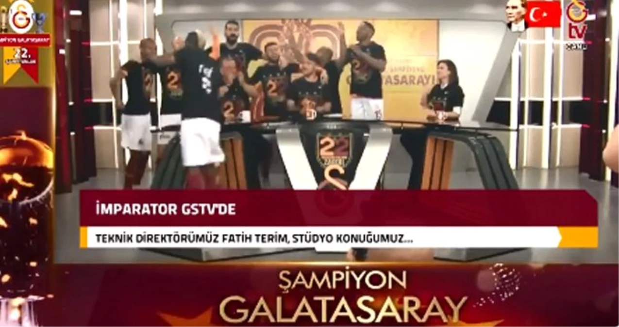 Fatih Terim GS TV\'de Konuşurken Futbolcular Stüdyoyu Bastı