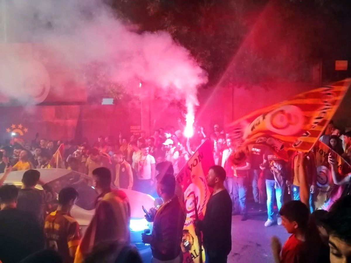 Florya\'da Taraftarlar Tesisleri Bayram Yerine Çevirdi